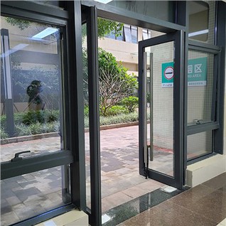 Usi pivotante din aluminiu